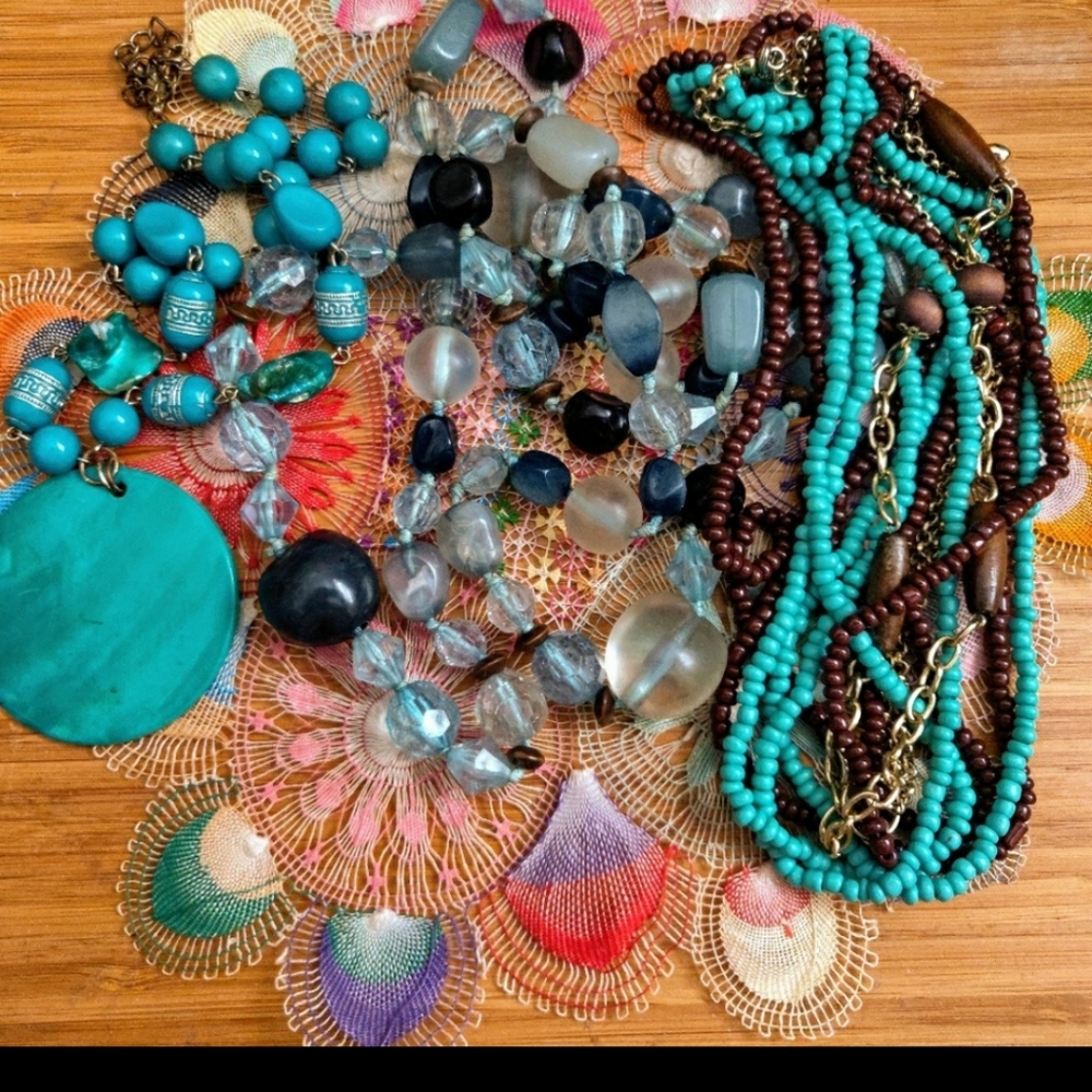 Lot of 7 blue 3 bracelets 3 necklaces 1 pin